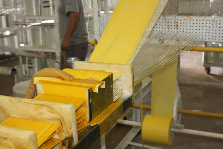 Imagem ilustrativa do processo de pultrussão de um perfil pultrudado